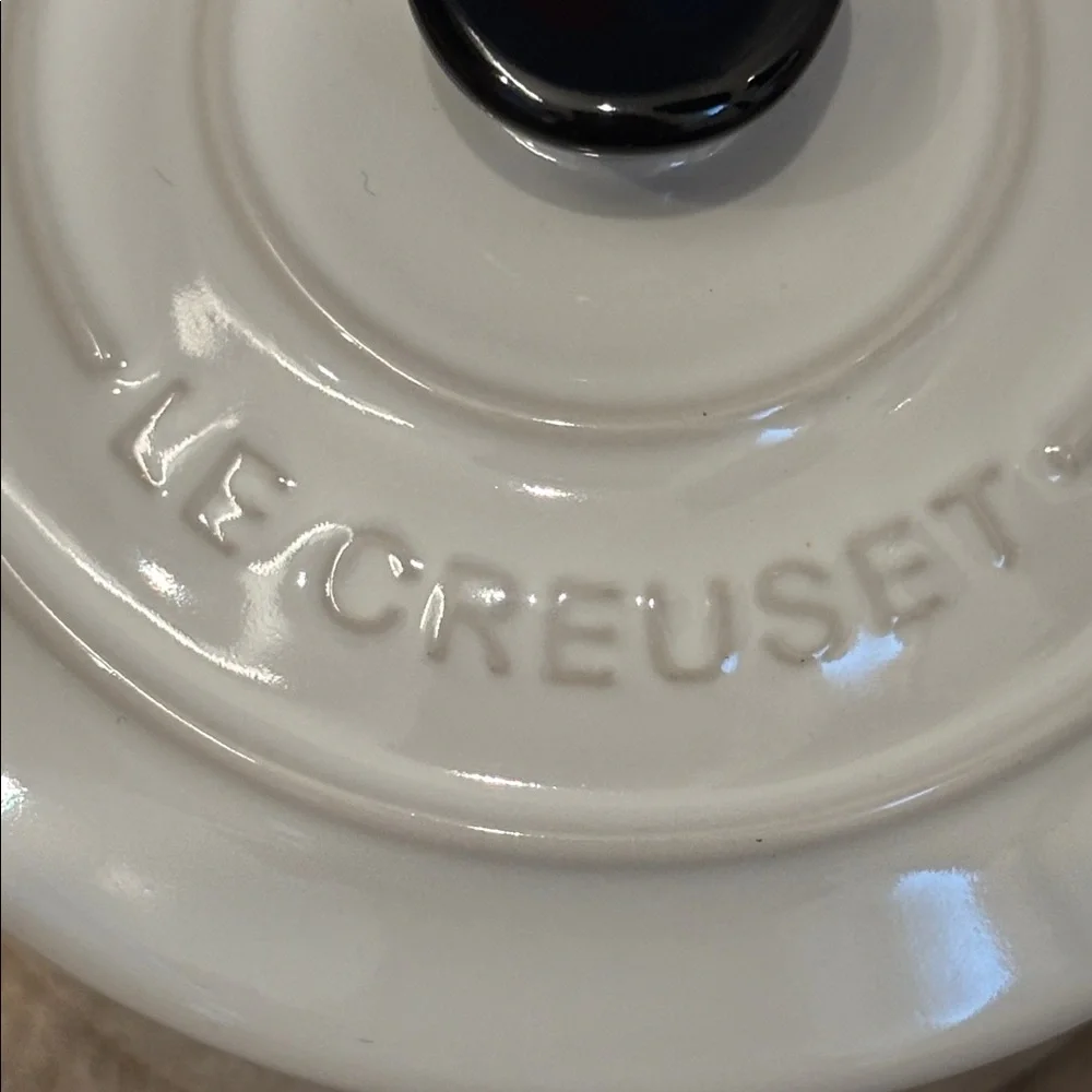 NWT Le Creuset 10cm round stoneware White Mini Cocotte